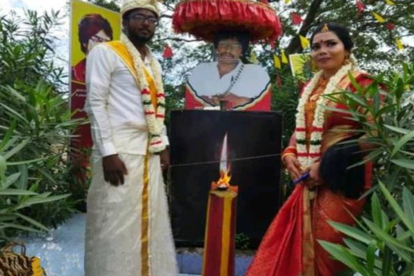 யாழில் வித்தியாசமாக திருமணம் செய்துகொண்ட தம்பதி! குவியும் பாராட்டுக்கள் | Couple Got Married Front Thileepan Memorial Jaffna