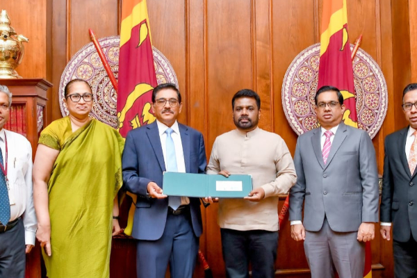 புதிய ரூபாய் 2000 நினைவுத்தாள் ஜனாதிபதியிடம் வழங்கிவைப்பு | New Rs 2000 Commemorative Note Presented President