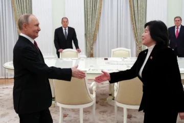 வட கொரிய வெளியுறவு அமைச்சரைச் சந்தித்த புதின்