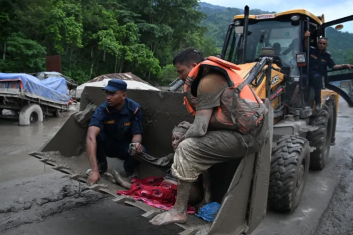 திடீரென ஏற்பட்ட கோர அனர்த்தம் - 150ஐ தாண்டிய உயிரிழிப்புக்கள்.. | Nepal Flood Death Toll Increased 157