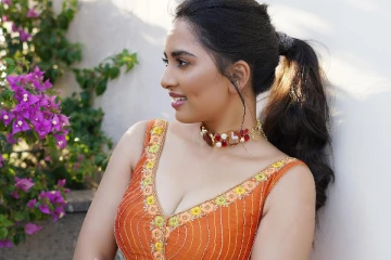 நடிகை ஸ்ருஷ்டியா இது? கிளாமர் போட்டோஷூட்