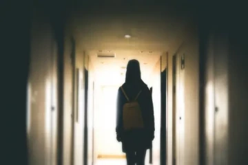 இந்தியாவின் பிரபல பல்கலையில் இளம் பெண்ணுக்கு பாலியல் தொல்லை ; பேராசிரியர் செய்த செயல்