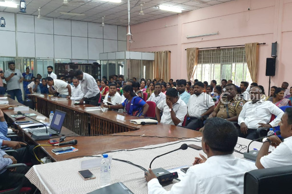 யாழ். வேலணை பிரதேச ஒருங்கிணைப்பு குழு தலைவரை வழிமறித்து போராட்டம் | Protest Blocking Path Of The Velanai Ps Cc Leader