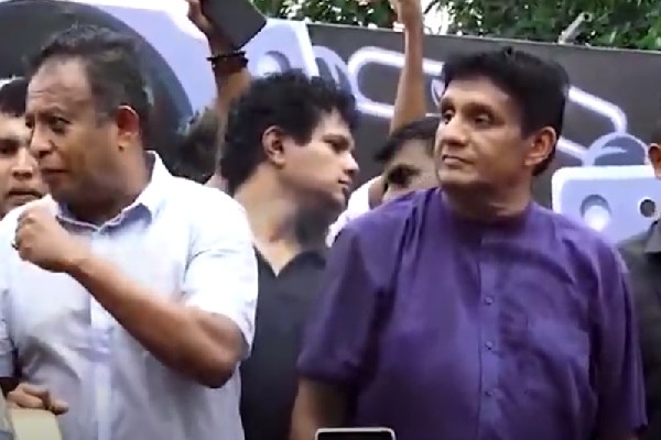 போராட்டத்தில் சஜித் கலந்துக்கொள்வதை தடுக்க பொலிஸார் மேற்கொண்ட முயற்சி | Police Tried Prevent Sajith Participating Protest போராட்டத்தில் சஜித் கலந்துக்கொள்வதை தடுக்க பொலிஸார் மேற்கொண்ட முயற்சி | Police Tried Prevent Sajith Participating Protest