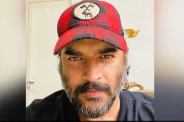 தனியாளாக விமானத்தில் பறந்த மாதவன்- வைரலாகும் வீடியோ