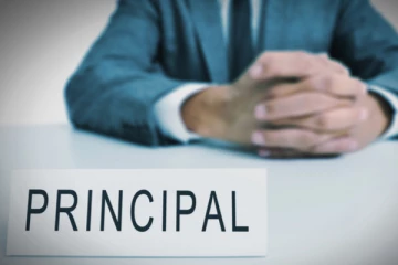 தனக்கு சார்பாக மாணவர்களிடமிருந்து கையொப்பம் திரட்டிய அதிபர்!