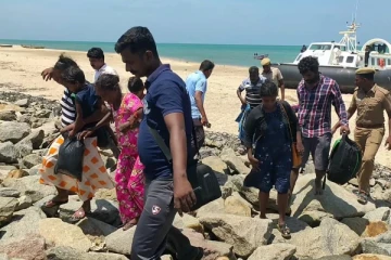 தனுஷ்கோடி மணல் திட்டில் குழந்தைகளுடன் தவித்த 12 இலங்கை தமிழர்கள் இந்திய கடலோர காவல் படையினரால் மீட்பு
