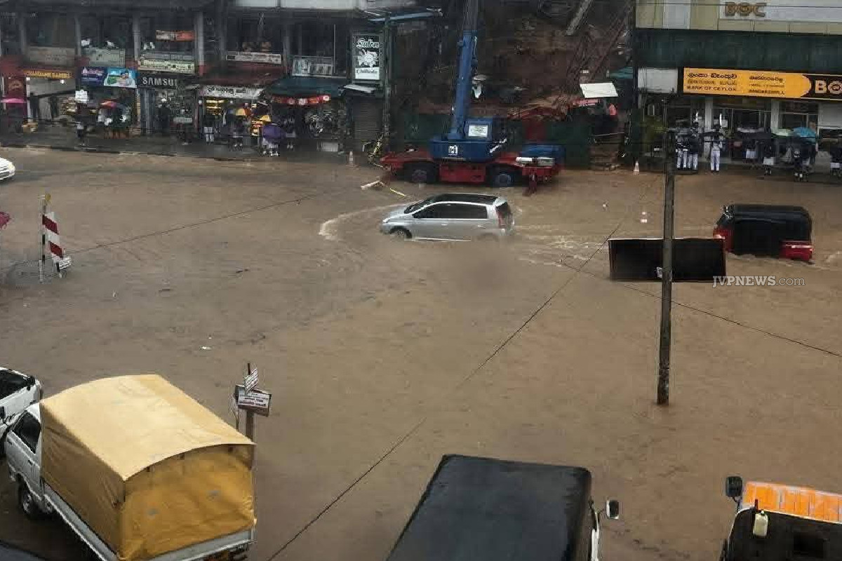 கடும் மழையால் வெள்ளத்தில் தத்தளிக்கும் பண்டாரவளை | Badulla Bandarawela Reels Under Floods