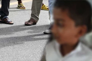 දෙනෝදාහක් බලාසිටියදී, 7 හැවිරිදි දරුවෙකුට පාසලක් ඉදිරිපිටදී එල්ල වූ අමානුෂික ප්‍රහාරය