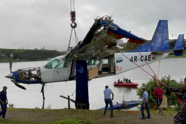 இரண்டு நாள் போராட்டத்தின் பின் வாவியிலிருந்து மீட்கப்பட்ட விமானம் | Plane Rescued From Wavi After Two Day Protes