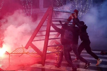 பெருகும் பாதிப்பு எண்ணிக்கை... ஐரோப்பா முழுவதும் வெடித்த போராட்டம்