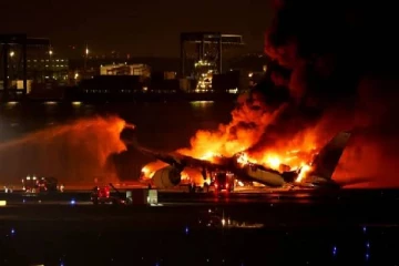 ஜப்பானில் தீக்கிரையான விமானம் : விபத்தில் ஐவர் உயிரிழந்துள்ளதாக தகவல்!