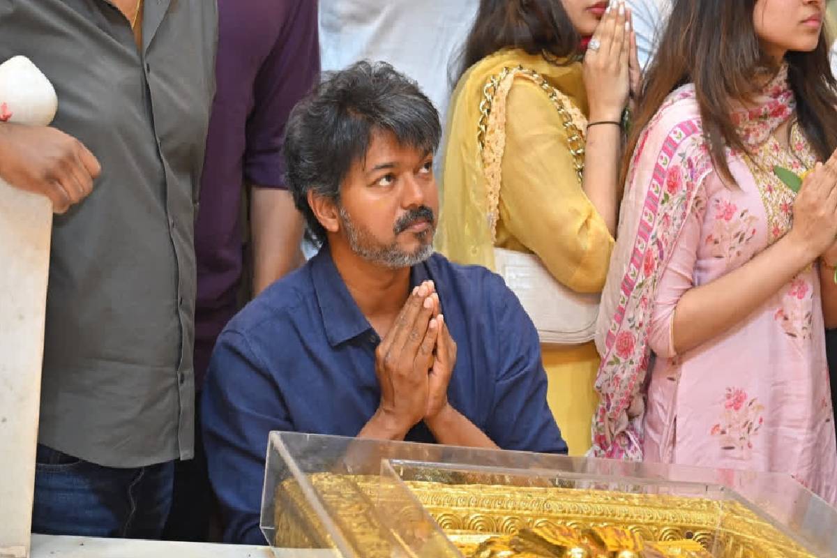 சாய் பாபா சன்னதியில் மண்டியிட்டு வணங்கிய விஜய்... படுவைரலாகும் காணொளி! | Vijay Seeks Blessing At Sai Baba Temple Video