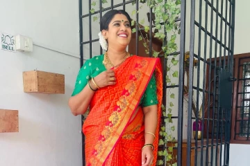 தமிழும் சரஸ்வதியும் சீரியல் நடிகை இளம் வயதில் எவ்வளவு ட்ரெண்டியாக இருக்கிறார் பாருங்க! https://www.instagram.com/p/CdR-KJhvmgV/