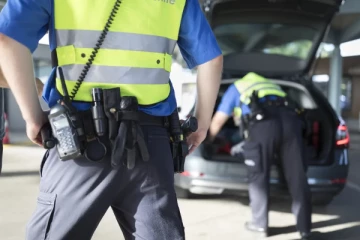 சுவிட்சர்லாந்துக்கு வெளிநாட்டவர் கொண்டுவந்த பால் போத்தல்கள்: உள்ளே என்ன இருந்தது தெரியுமா?