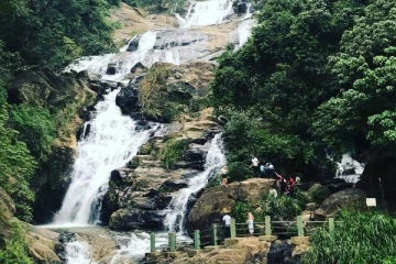 சுற்றுலா பயணிகளால் இராவணன் நீர்வீழ்ச்சி அருகில் குப்பைகள்