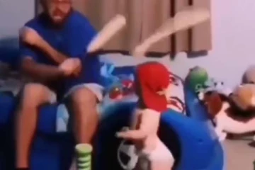 விளையாட்டில் இடையூறாக தந்தை செய்த காரியம்: கோபத்தினை ஆக்ரோஷமாக வெளிப்படுத்தி குழந்தை! வேற லெவல் காட்சி