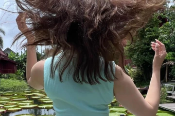 சட்டை பட்டன்களை கழட்டி விட்டு கவர்ச்சி காட்டிய பிரபல நடிகை.. ஹாட் புகைப்படங்கள்