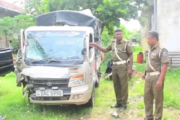 புத்தளம் - குருணாகல் வீதியில் இடம்பெற்ற வாகன விபத்தில் கடற்படை வீரர் ஒருவர் உயிரிழப்பு (Photos)