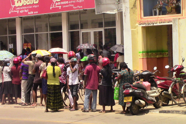 அரசுக்கு எதிராக ஆர்பாட்டத்தில் ஈடுபட்டுள்ள பொதுமக்கள் (Photos) | Civilians Protesting Against The Government