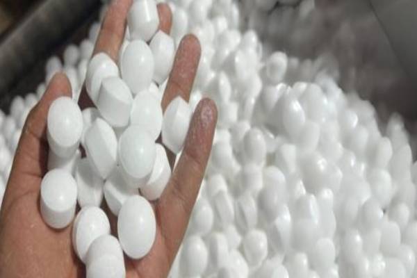 Naphthalene Balls: இனி போடாதீங்க.. ஆபத்தை விலைக்கு வாங்கச் செய்யும் நாப்தலீன் உருண்டை | Side Effects Of Using Naphthalene Balls At Home