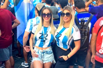 உலகக்கோப்பை இறுதிப்போட்டியில் மேலாடையை கழற்றிய 2 பெண்கள் யார்? வெளியான புகைப்படங்கள்