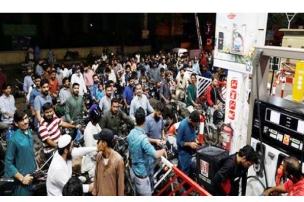 பொருளாதார நெருக்கடியில் தவிக்கும் இலங்கை - பெட்ரோல் வாங்க நீண்ட வரிசையில் காத்திருந்த 3 பேர் மரணம் | Economic Crisis Sri Lanka Petrol 3 Deaths