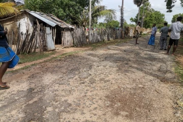 தமது காணிகளை மதகுரு ஒருவர் துப்புரவு செய்து வருவதாக மக்கள் குற்றச்சாட்டு