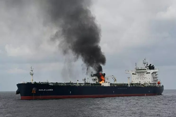 ஏடன் வளைகுடாப் பகுதியில் பற்றி எரியும் எண்ணெய்க் கப்பல் | Oil Tanker On Fire In Gulf Of Aden