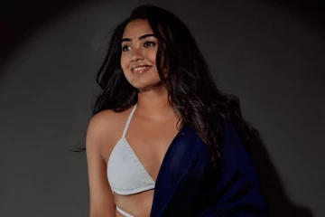 சேலையில் இவ்ளோ கவர்ச்சியா? நடிகர் ராஜசேகர் மகள் சிவாத்மிகா கவர்ச்சி போஸ்