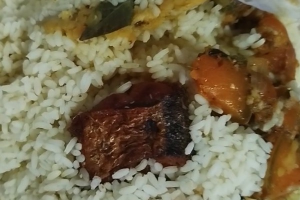 மதிய நேர உணவில் புழுக்கள் ; தமிழர் பகுதி உணவகம் மீது வழக்கு தாக்கல் | Worms Lunchtime Food Case Filed Against Restaurant