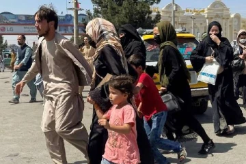 அண்டை நாடுகளுக்கு அகதியாகக் செல்லும் ஆப்கான் மக்கள்