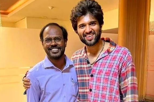 ரசிகர்கள் கலாய்த்து வந்த விஜய் தேவரகொண்டாவின் சட்டை! அதன் விலை எத்தனை அயிரம் தெரியுமா