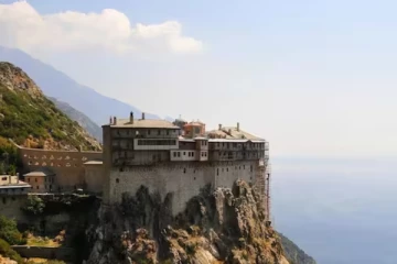 பல கோடிகளை கொட்டினாலும் பெண்கள் செல்ல முடியாத இடங்கள் எது என தெரியுமா?