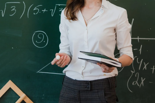 அமெரிக்காவில் மாணவர்களிடம் பாலியல் அத்துமீறலில் ஈடுபட்ட ஆசிரியை ; ஸ்னாப்சாட் படங்களால் அதிர்ச்சி | A Teacher In The Committed A Terrible Act