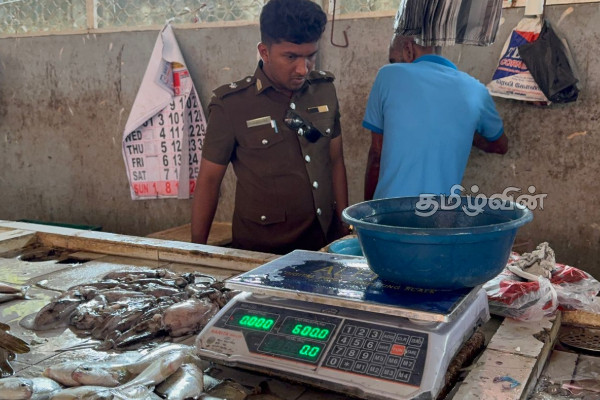 புதுக்குடியிருப்பு சந்தையில் சுகாதார பரிசோதகர்கள் திடீர் சோதனை! சில வர்த்தகர்களுக்கு எச்சரிக்கை! | Pudukudiripu Market Health Inspect Inspection