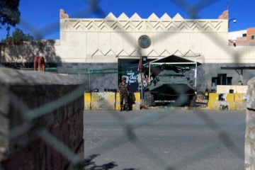 அமெரிக்க தூதரகம் முற்றுகை; பிணைக்கைதிகளாக்கப்பட்ட ஊழியரகள்!