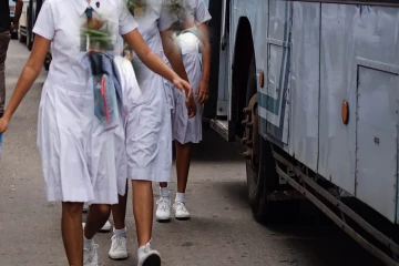 தனியார் பேருந்தில் முகம் சுழிக்க வைக்கும் செயல்; இளைஞனுடன் பிடிபட்ட மாணவி!