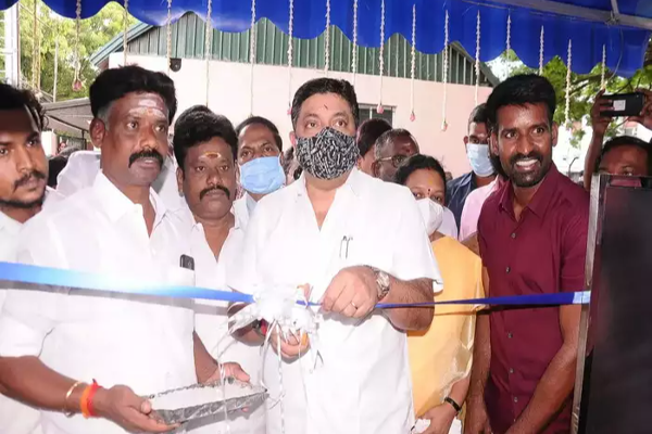 வெறும் 30 ரூபாவுக்கு வயிறார சாப்பாடு போடும் நடிகர் சூரி...மனசு தான் கடவுள்! ஓட்டலுக்கு ஓடும் ஏழை மக்கள் | Soori Inaugurated Amman Hotel