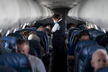 11 பீர் குடித்துவிட்டு இருக்கையில் சிறுநீர் கழித்த இளைஞர் - விமானத்தில் அட்டூழியம்!