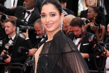 நள்ளிரவில் இப்படியா வர்றது! முகம் சுளிக்க வைத்த நடிகை தமன்னா ஆடை..