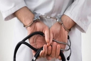 சிகிச்சை நிலையத்தில் போதை மாத்திரைகளை விற்ற மருத்துவர் கைது