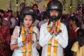 இது புதுசா இருக்கே.. ஹெல்மெட் மாற்றி நிச்சயதார்த்தம் செய்த ஜோடி- இப்படி ஒரு காரணமா?