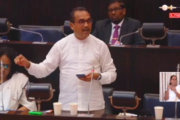 අද ඉල්ලන අයට සති දෙකෙන් අංක තහඩු - රියදුරු බලපත්‍ර ගැනත් අවදානය - කහ කොළ අංක තහඩුවෙන් කෝකද හරි - ඇමති බිමල්ගෙන් පිළිතුරු