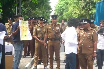 සුරේෂ් සලේ වෙනුවෙන් සිවිල් සංවිධාන පාරට බසියි - පාර්ලිමේන්තු වටරවුම අසල නොසන්සුන්කාරී තත්ත්වයක්