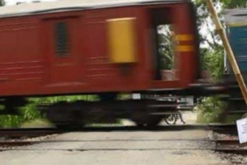 දැරියක් අවාසනාවන්ත ලෙස දුම්රියක ගැටී ජිවිතක්ෂයට..