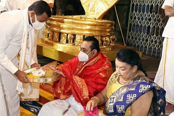 නොනවත්වා තිරුපති ගිය මහින්ද මෙවර ගෙදර ඉඳන් ආශිර්වාද ගත් හැටි.