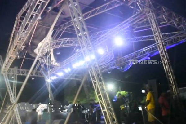 புத்தளத்தில் இசைக்கச்சேரியின் போது ஏற்பட்ட அசம்பாவிதம்: பீதியடைந்த மக்கள்! | Collapsed Stage During A Concert In Putthalam