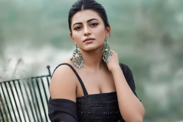 ஹோம்லியாக இருந்த கயல் ஆனந்தியா இப்படி.. லேட்டஸ்ட் கிளாமர் போட்டோ பார்த்து ரசிகர்கள் ஷாக்