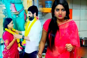 யாருக்கும் தெரியாமல் ரகசிய திருமணம் செய்த ரோஜா சீரியல் நாயகி! மாப்பிள்ளையை பார்த்துருக்கீங்களா?